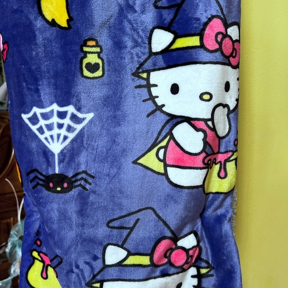 New Hello Kitty Halloween Witch Spiders Purple 60" x 70" Plush Throw Blanket - Picture 5 of 6